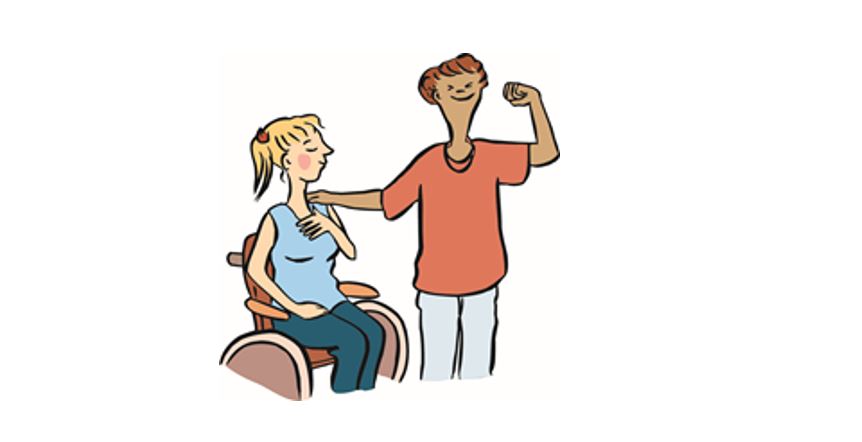 Eine stehende Person legt einer im Rollstuhlsitzenden Frau eine Hand auf die Schulter. 