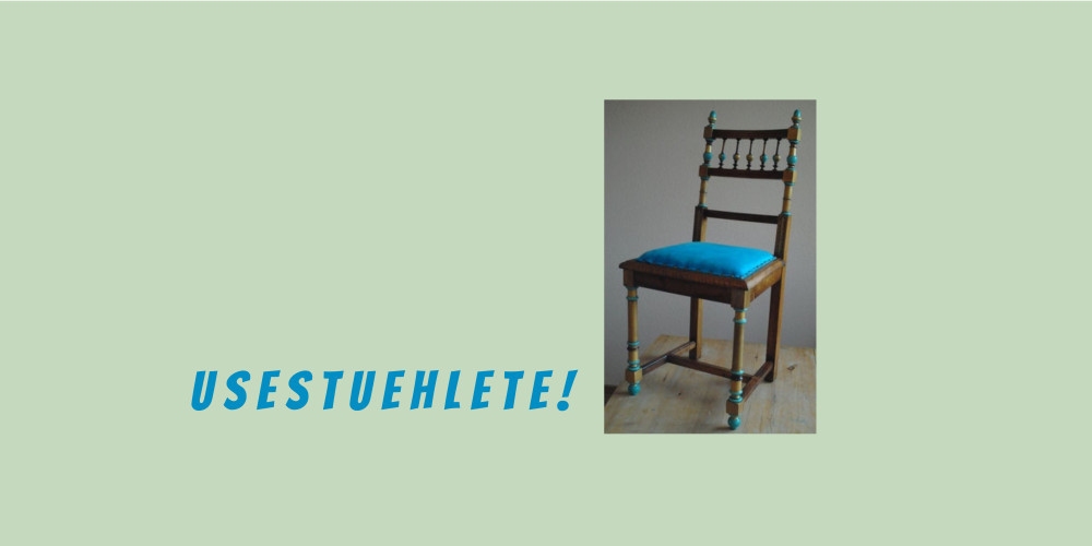 Ein Stuh aus Holz mit blauem Sitzpolster.