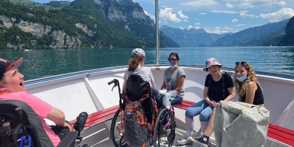 Personen auf dem Schiff während dem Jubiläumsausflug. 